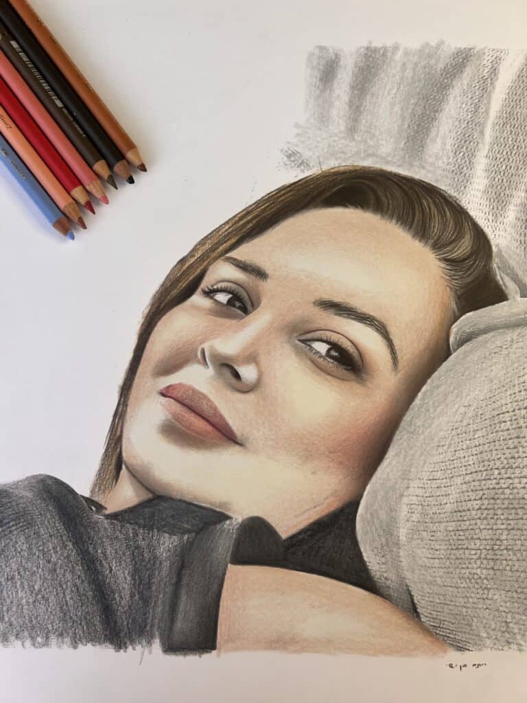 מתנה לאישה ליום הולדת- ציור דיוקן פנים ציור בהזמנה אישית בעפרונות צבעוניים עבודת יד של רותם בן ישי